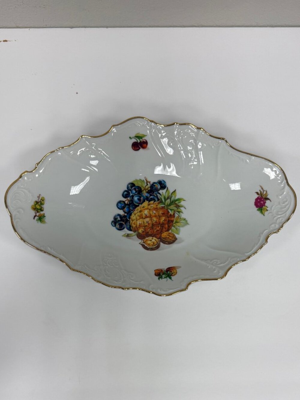 Vintage Fine Porcelain Scalloped Fruit Serving Bowl. KT191